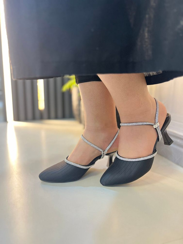 صندل جلو بسته زنانه دو حالته ساتن خطی