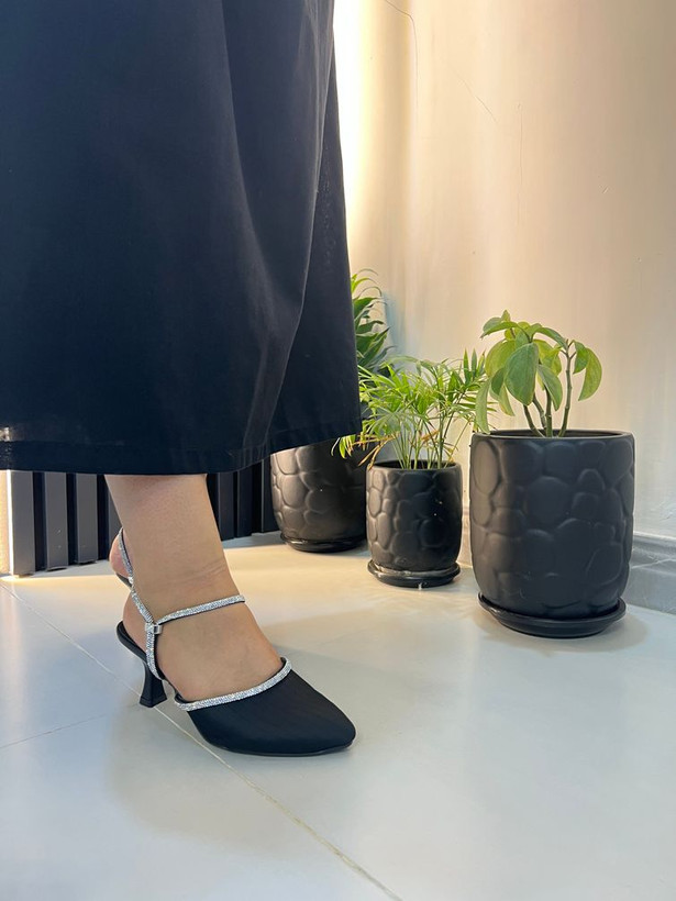 صندل جلو بسته زنانه دو حالته ساتن خطی