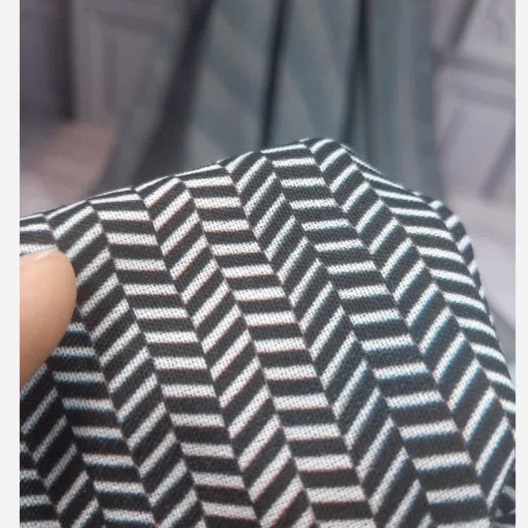 روسری مشکی سفید طرح دار ایستاده مناسب چادر زنانه شیک