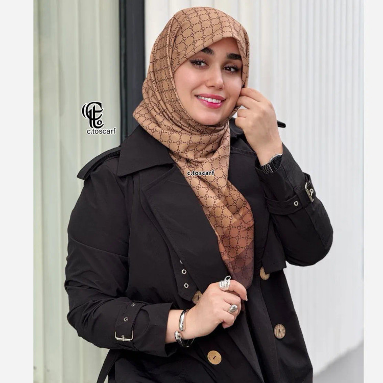 روسری طرح گوچی نسکافه ای حاشیه قهوه ای جنس نخ کاستوم سیتو بزرگ چرخ دوز