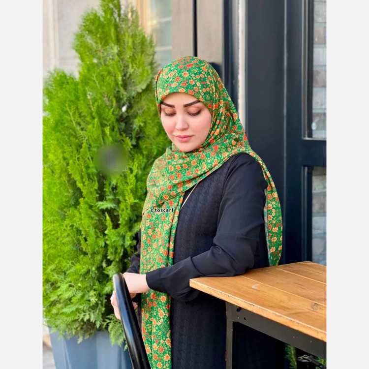 روسری زنانه طرح گل ریز زمینه سبز قواره 140