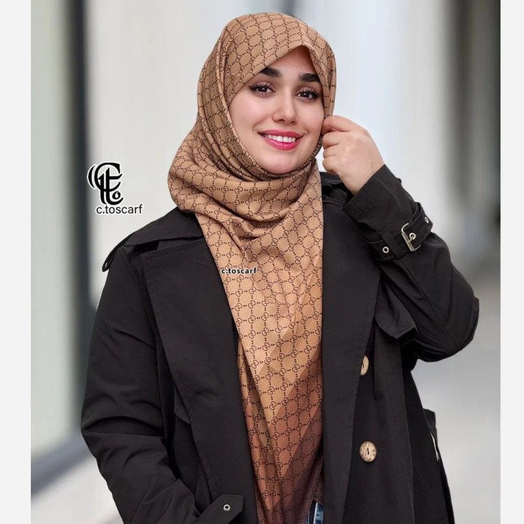 روسری طرح گوچی نسکافه ای حاشیه قهوه ای جنس نخ کاستوم سیتو بزرگ چرخ دوز