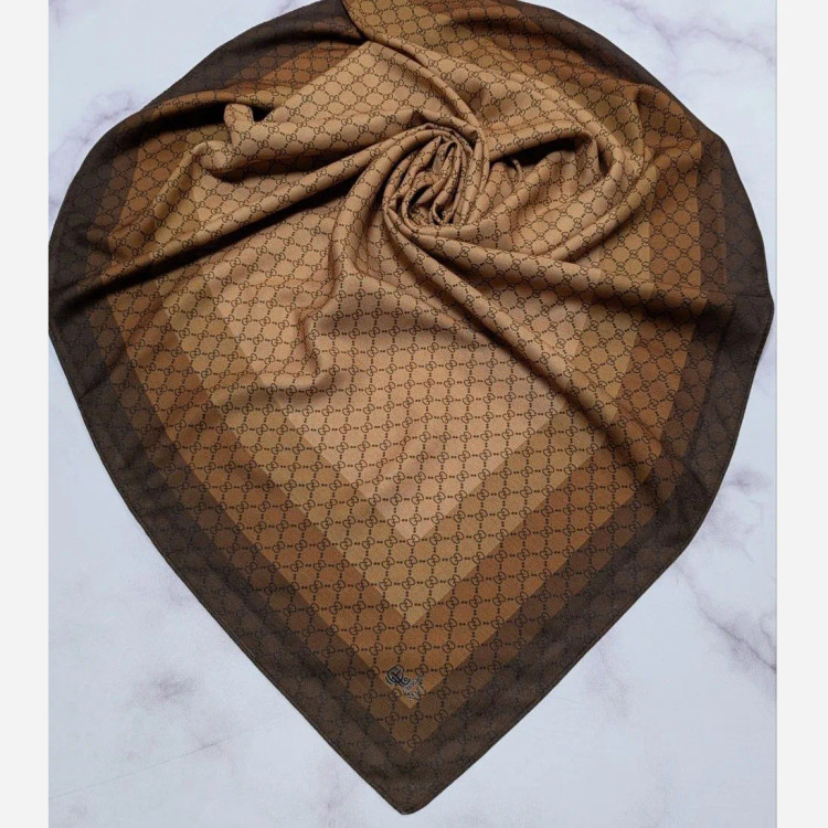 روسری طرح گوچی نسکافه ای حاشیه قهوه ای جنس نخ کاستوم سیتو بزرگ چرخ دوز