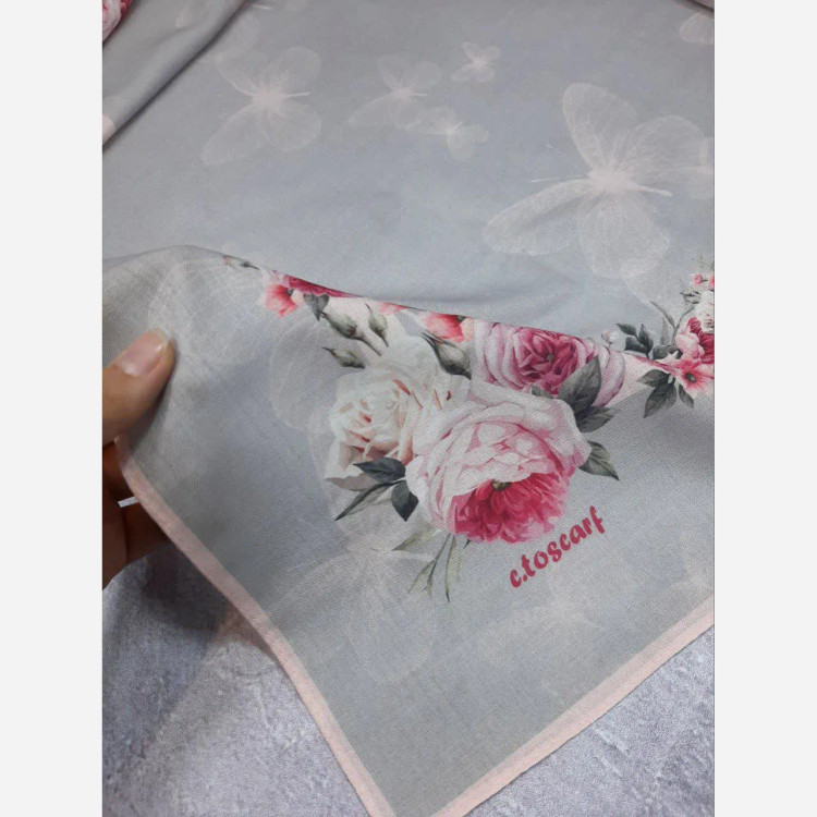 روسری نخی طرح مشکات با گل رز و پروانه، قواره بزرگ 140 سانتیمتر، لیز نیست