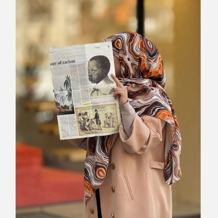 روسری مجلسی طرح عسل نخ کاستوم قواره 110 دور چرخ دوز کرم قهوه ای عسلی