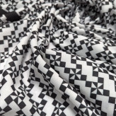 شال و روسری طرح سایه اسپرت سفید مشکی قواره بزرگ 140 نخ کاستوم سیتو