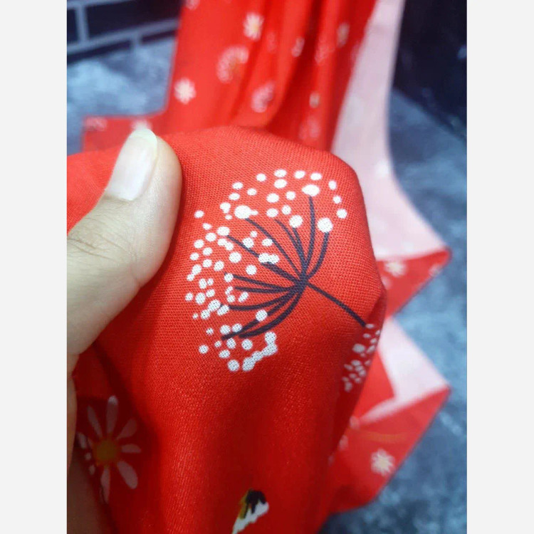 روسری نخی طرح قاصدک قواره 110 رنگ قرمز شاد و خاص