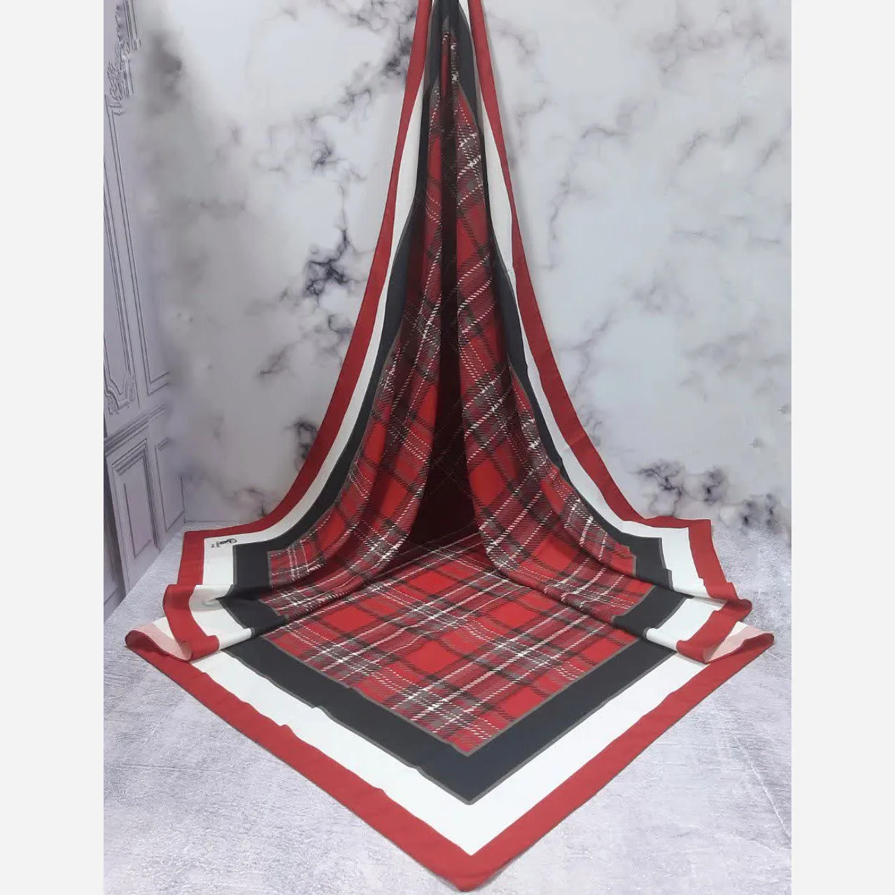 روسری طرح چهارخانه قرمز شیک نخی مناسب روزمره و مهمانی