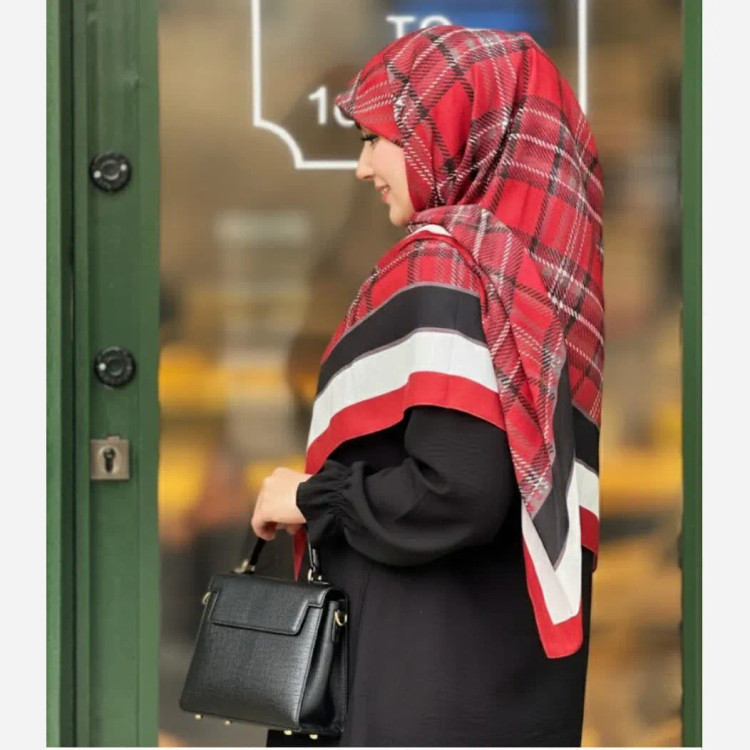 روسری طرح چهارخانه قرمز شیک نخی مناسب روزمره و مهمانی