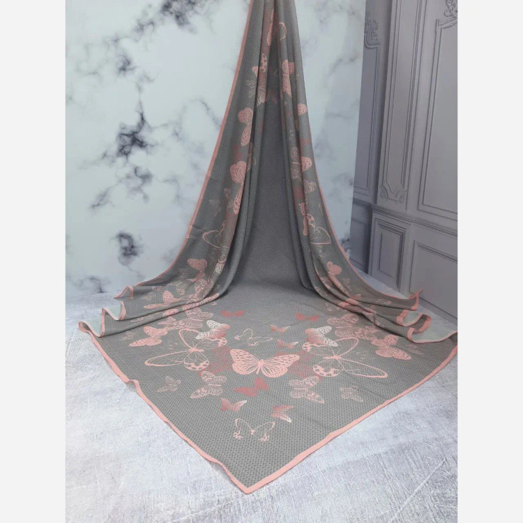 روسری نخی طرح پروانه طوسی صورتی قواره بزرگ 140 سانتیمتر لیز نیست