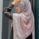 روسری نخی طرح پروانه طوسی صورتی قواره بزرگ 140 سانتیمتر لیز نیست