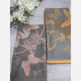 روسری نخی طرح پروانه طوسی صورتی قواره بزرگ 140 سانتیمتر لیز نیست