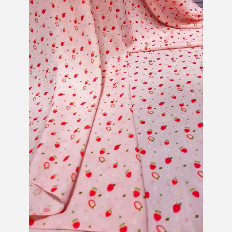 روسری نخی طرح توت فرنگی و بابونه قواره بزرگ صورتی زنانه