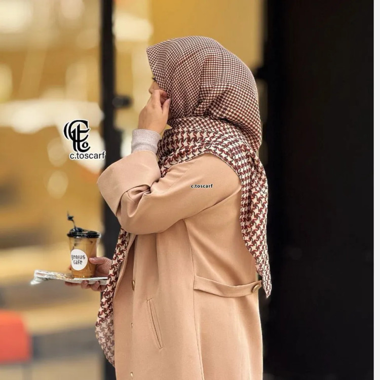 روسری مجلسی طرح حسنا نخ کاستوم قواره 140 دور چرخ دوز بدون لغزش