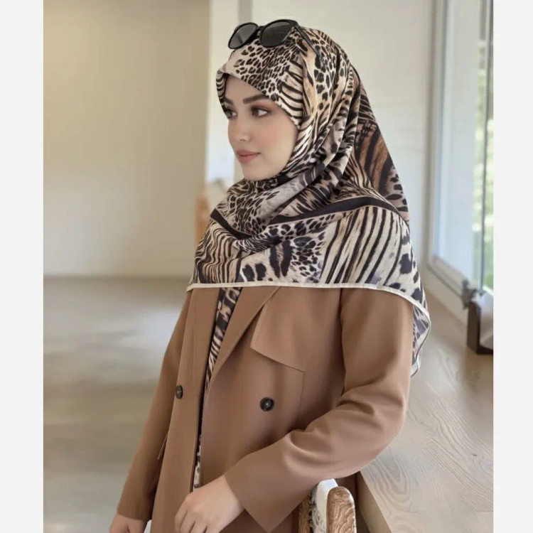 روسری طرح پلنگی قواره بزرگ 140 سانتیمتر جنس نخ کاستوم سیتو