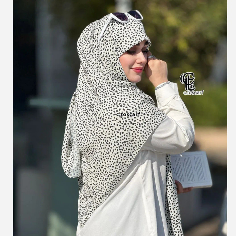 روسری نخی طرح خال خالی دور دوخت قواره 110 - بدون لیز خوردگی