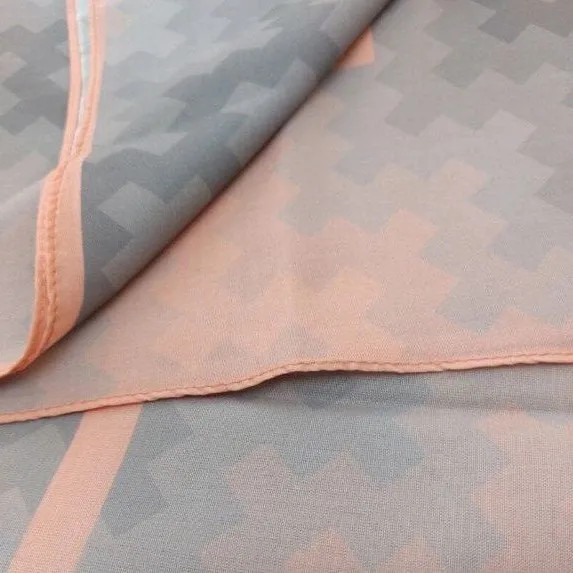 روسری نخی طرح پیکسل قواره بزرگ 140 سانتیمتر، شاد و ملیح، لیز نیست