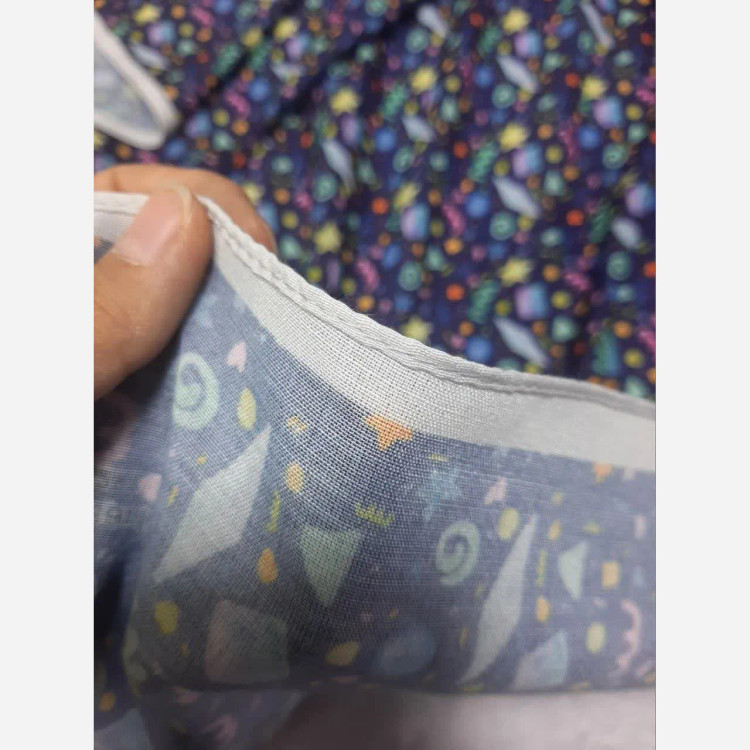 روسری زنانه طرح دار سرمه ای با اشکال هندسی ریز مناسب استفاده روزمره و مهمانی