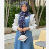 روسری زنانه طرح دار سرمه ای با اشکال هندسی ریز مناسب استفاده روزمره و مهمانی