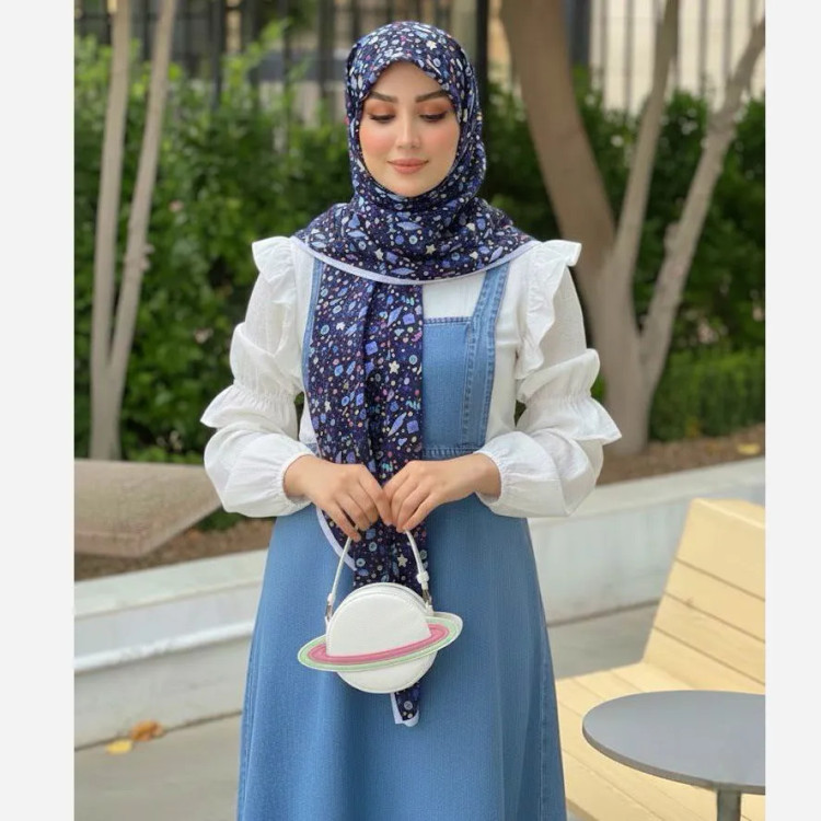 روسری زنانه طرح دار سرمه ای با اشکال هندسی ریز مناسب استفاده روزمره و مهمانی