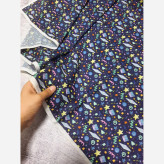 روسری زنانه طرح دار سرمه ای با اشکال هندسی ریز مناسب استفاده روزمره و مهمانی