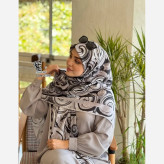 روسری طرح مانلی نخی قواره بزرگ 140 سانتیمتر مشکی طوسی مجلسی و روزمره