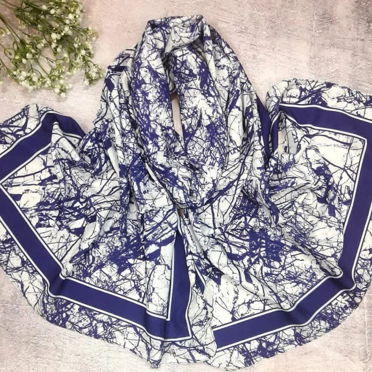 شال اسپرت طرح شاخ و برگ سفید مشکی و سرمهای زنانه