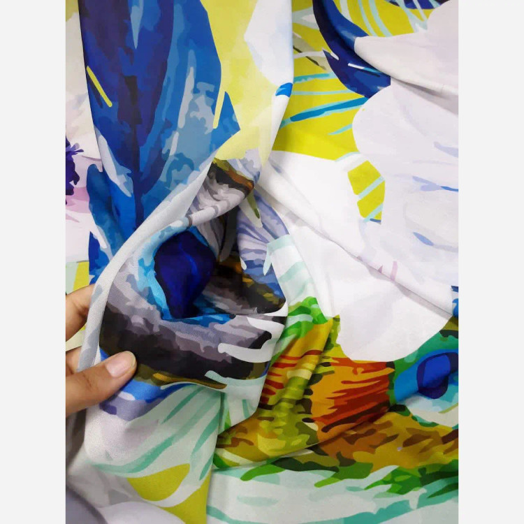 روسری طرح پر آبرنگی نخی قواره بزرگ 140 سانتیمتر چرخدوز شیک و کاربردی