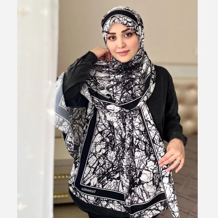 شال اسپرت طرح شاخ و برگ سفید مشکی و سرمهای زنانه