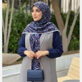 روسری زنانه طرح دار سرمه ای با اشکال هندسی ریز مناسب استفاده روزمره و مهمانی