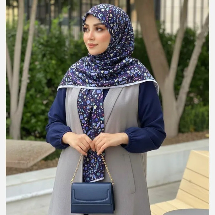 روسری زنانه طرح دار سرمه ای با اشکال هندسی ریز مناسب استفاده روزمره و مهمانی