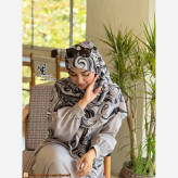 روسری طرح مانلی نخی قواره بزرگ 140 سانتیمتر مشکی طوسی مجلسی و روزمره