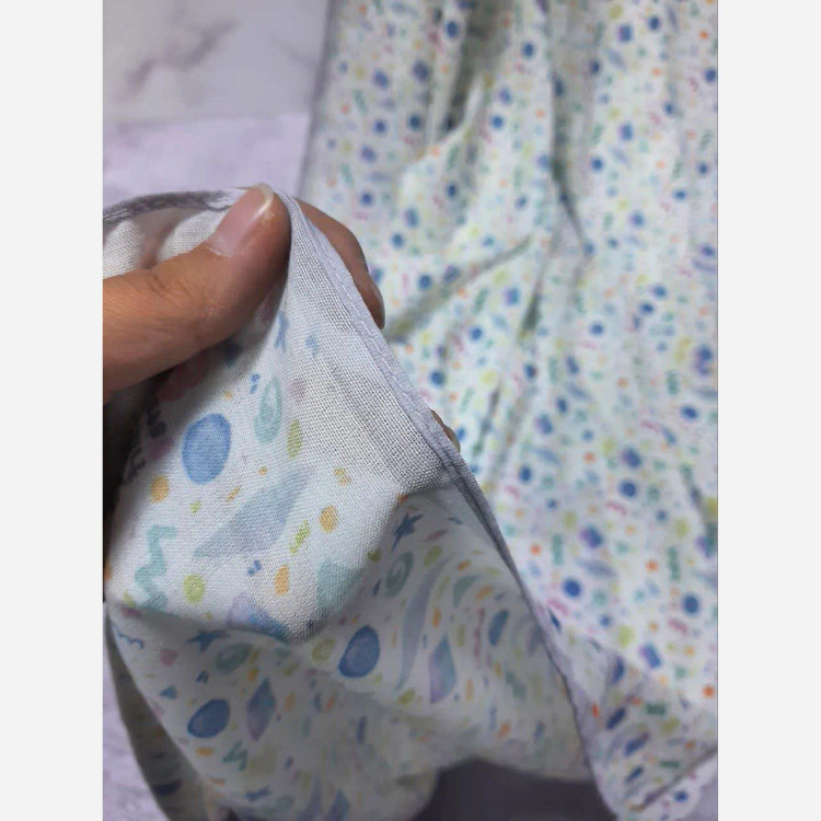 روسری زنانه طرح دار سرمه ای با اشکال هندسی ریز مناسب استفاده روزمره و مهمانی