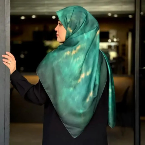 روسری ساتن طرح یاقوت سبز با حاشیه زیبا و زمینه گل ریز مناسب ست کردن با لباس های مختلف