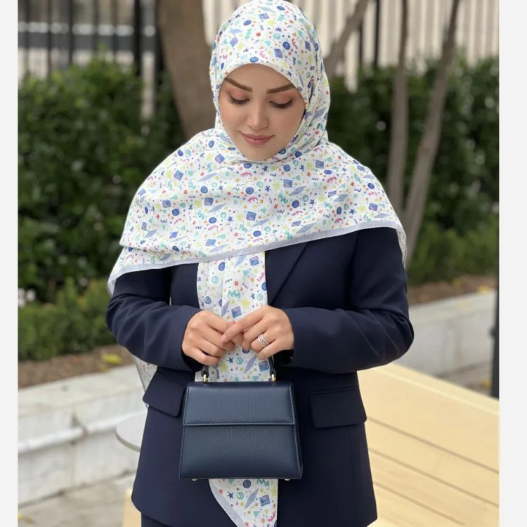 روسری زنانه طرح دار سرمه ای با اشکال هندسی ریز مناسب استفاده روزمره و مهمانی