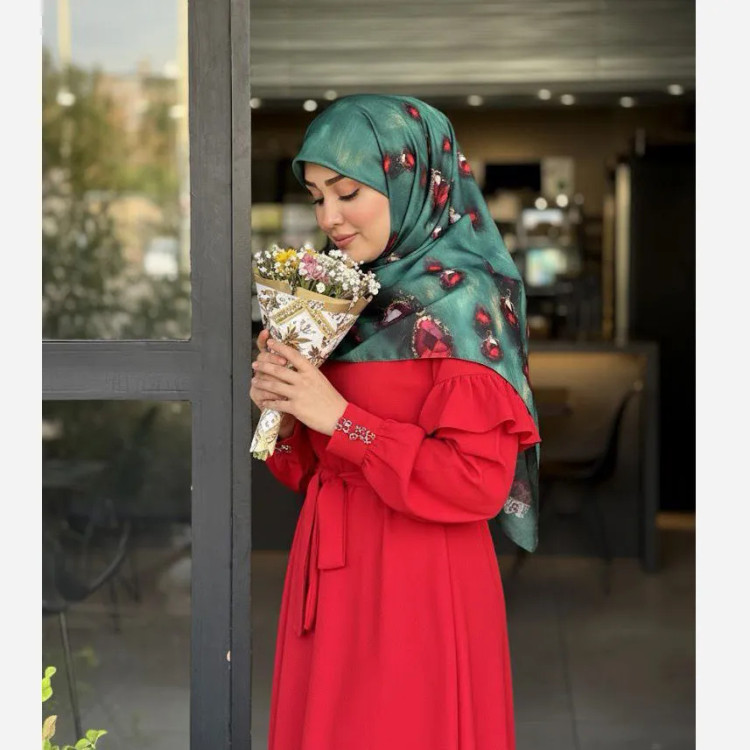 روسری ساتن طرح یاقوت سبز با حاشیه زیبا و زمینه گل ریز مناسب ست کردن با لباس های مختلف