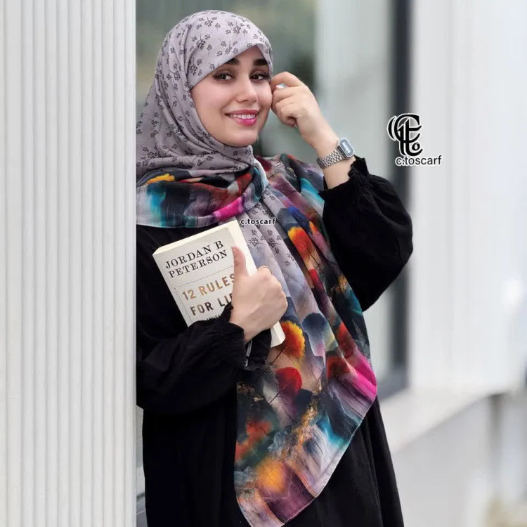 روسری نخی قواره بزرگ طرح پارمیس زمینه طوسی زنانه شیک 140x140
