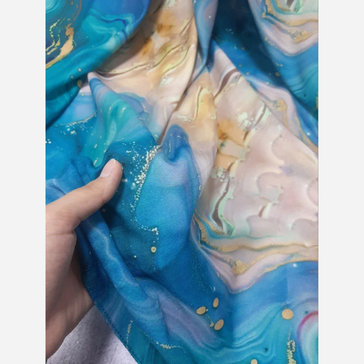 روسری طرح اطلس دریایی قواره بزرگ دور دوخت مزونی شیک زنانه