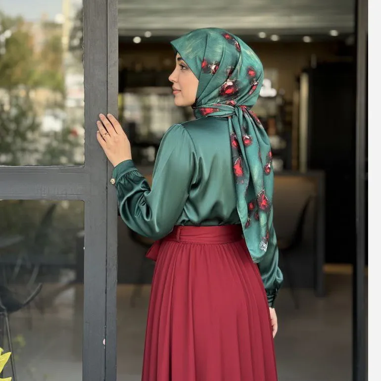 روسری ساتن طرح یاقوت سبز با حاشیه زیبا و زمینه گل ریز مناسب ست کردن با لباس های مختلف