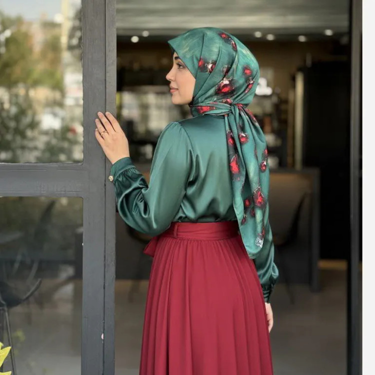 روسری ساتن طرح یاقوت سبز با حاشیه زیبا و زمینه گل ریز مناسب ست کردن با لباس های مختلف
