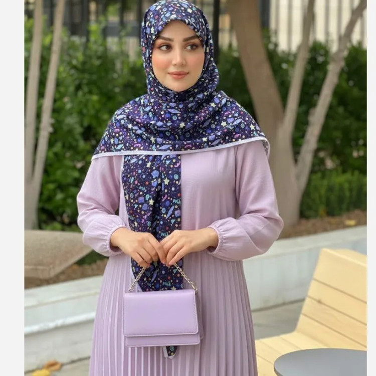 روسری زنانه طرح دار سرمه ای با اشکال هندسی ریز مناسب استفاده روزمره و مهمانی