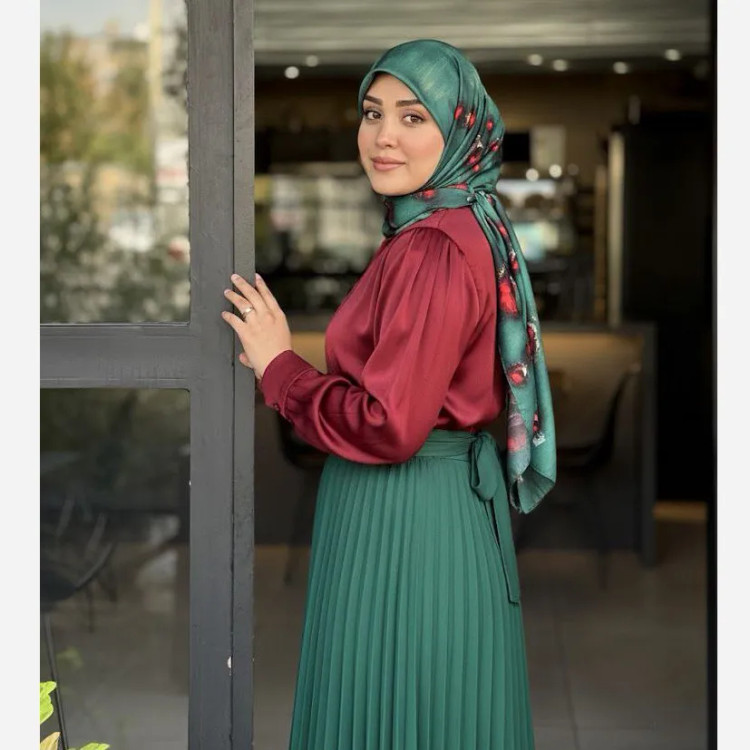 روسری ساتن طرح یاقوت سبز با حاشیه زیبا و زمینه گل ریز مناسب ست کردن با لباس های مختلف