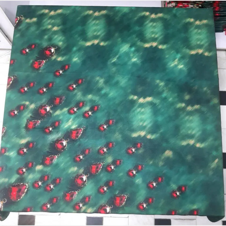 روسری ساتن طرح یاقوت سبز با حاشیه زیبا و زمینه گل ریز مناسب ست کردن با لباس های مختلف