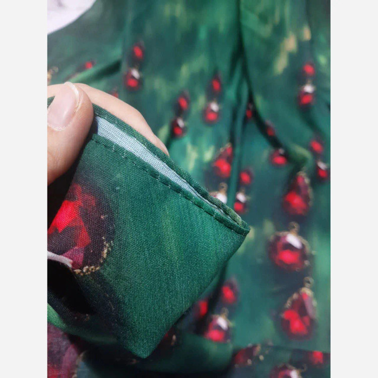 روسری ساتن طرح یاقوت سبز با حاشیه زیبا و زمینه گل ریز مناسب ست کردن با لباس های مختلف