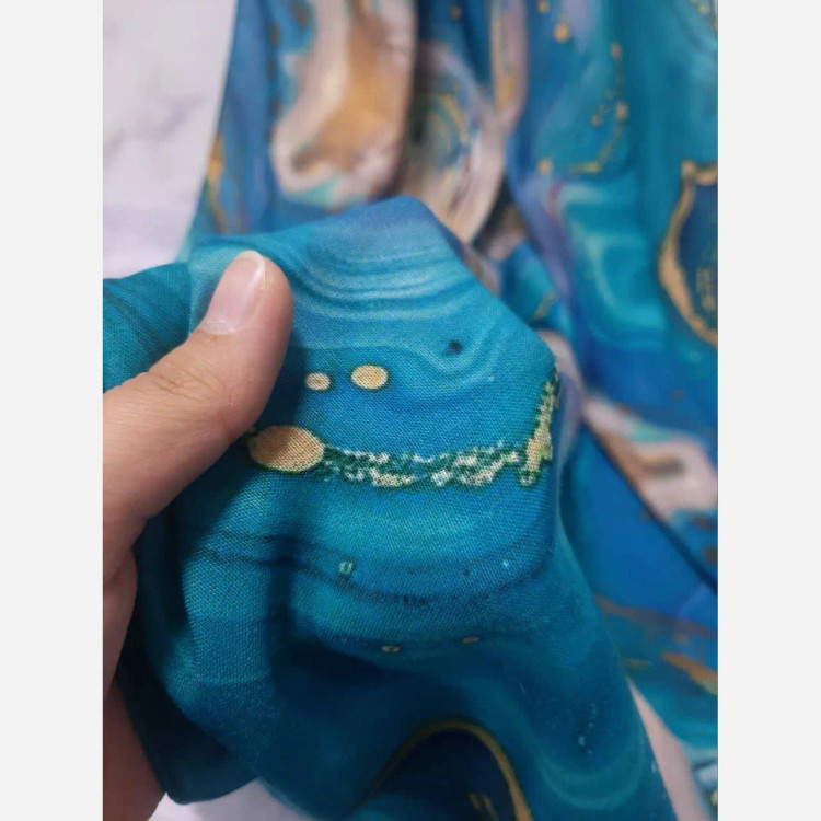 روسری طرح اطلس دریایی قواره بزرگ دور دوخت مزونی شیک زنانه