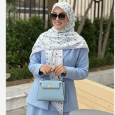 روسری زنانه طرح دار سرمه ای با اشکال هندسی ریز مناسب استفاده روزمره و مهمانی