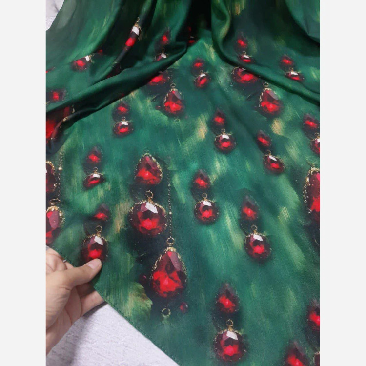 روسری ساتن طرح یاقوت سبز با حاشیه زیبا و زمینه گل ریز مناسب ست کردن با لباس های مختلف