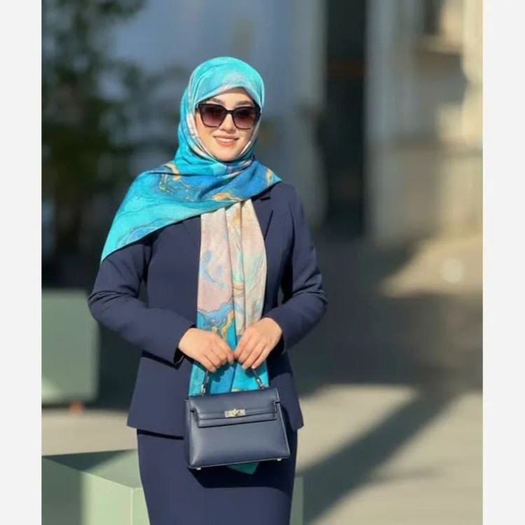 روسری طرح اطلس دریایی قواره بزرگ دور دوخت مزونی شیک زنانه