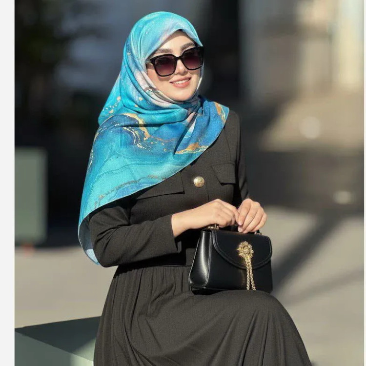 روسری طرح اطلس دریایی قواره بزرگ دور دوخت مزونی شیک زنانه