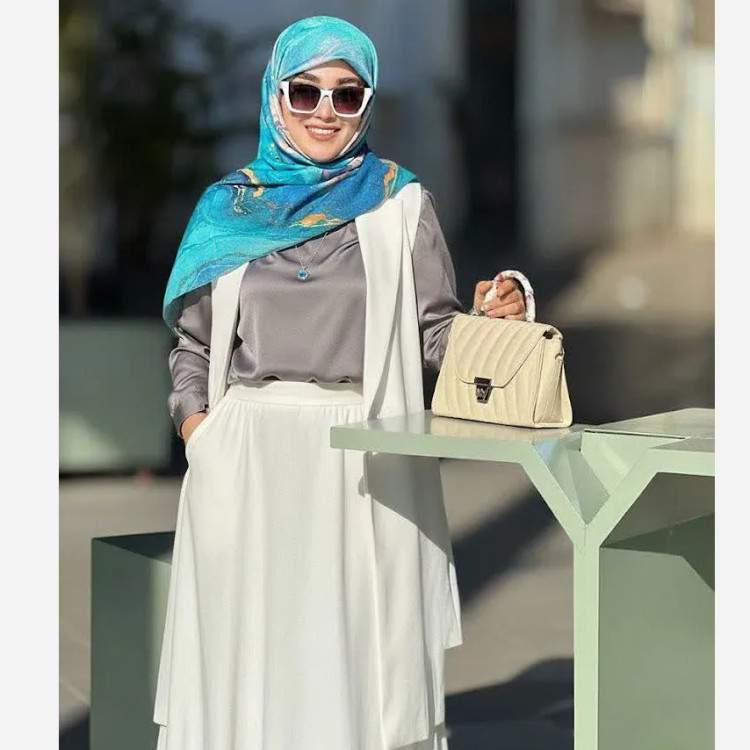 روسری طرح اطلس دریایی قواره بزرگ دور دوخت مزونی شیک زنانه